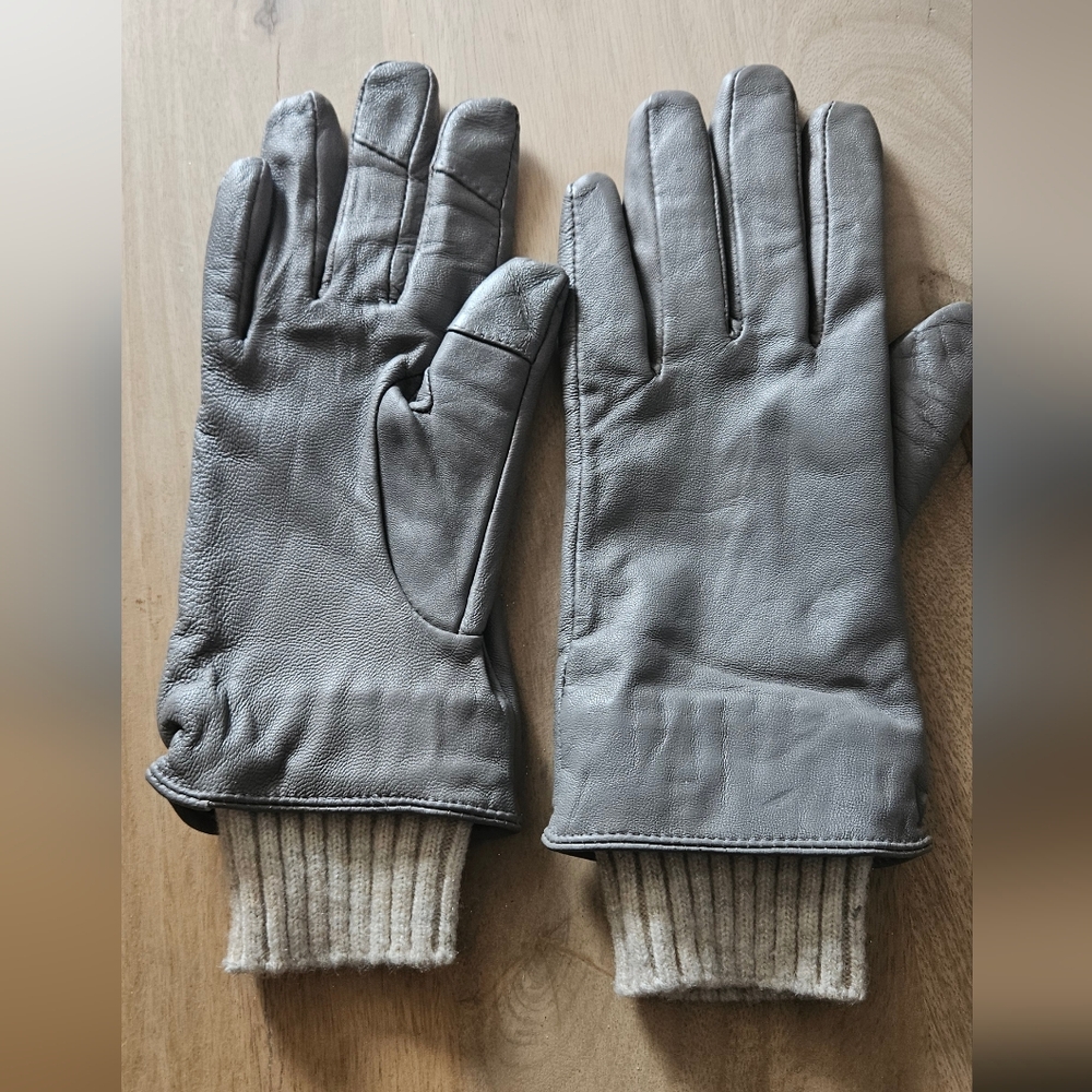 A New Day Gray and Cream Woman's Gloves - Excellent Condition